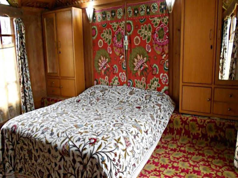 New Jacquline Heritage Houseboats Srinagar  Exterior photo